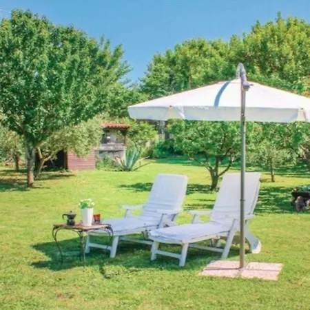 Sea View With Garden. Apartamento Montignano
