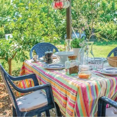 Sea View With Garden. Apartamento Montignano